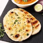 Naan à l’ail cuit au tandoor, pain traditionnel servi chez Indian Masala Saint-Julien-en-Genevois