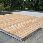 Terrasse en bois sur toiture plate réalisée par LBG Charpente, spécialiste des terrasses bois à Reignier-Ésery (74)