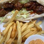 Sandwich turc avec brochette, frites et sauce au restaurant Le Pacha à Gex