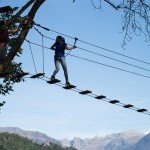 Parcours d’accrobranche technique avec panorama sur les montagnes