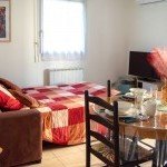 Salon séjour chaleureux avec canapé convertible dans la location d'un appartement pour un weekend à Béziers 34