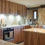 Cuisine sur-mesure en bois et pierre naturelle à Annecy, alliance authenticité et modernité