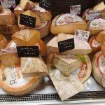Vitrine de fromages à la découpe dans le magasin de La Fromagerie à Viry