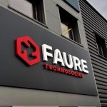 Enseigne de magasin en lettres découpées relief blanc et rouge Faure Technologies posée par SmartCover en Haute-Savoie