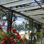 Installation d’une marquise en verre au-dessus d’une entrée de jardin