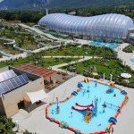 Vue extérieure du parc aquatique Vitam UCPA avec piscines et toboggans à Neydens