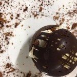 Dessert glacé raffiné avec dressage original au Coq Rouge, maître restaurateur