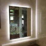 Pose d’un grand miroir mural par un artisan miroitier pendant des travaux de rénovation