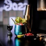 Cocktail maison à la menthe et groseilles servi au bar Le Galta, spécialiste des soirées à thème