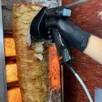 Découpe de la viande de kebab au restaurant Le Pacha à Gex, restauration rapide turque