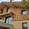 Maison à ossature bois durable avec façade en bois naturel, construction artisanale réalisée par LBG Charpente