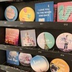 Souvenirs et décorations vendues au 2LR Tabac Presse