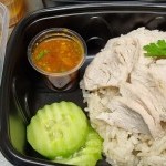 Plat de poulet à emporter du restaurant thaïlandais Basilic Thaï