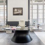Aménagement d'un bureau de direction prestigieux avec table design noire et fauteuil ergonomique blanc