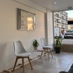 Salle d’attente lumineuse du cabinet d’ostéopathie de Grégoire Lacoste à Le Pont-de-Beauvoisin 38