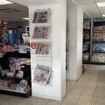 Etagères bien remplies de journaux et magasines au 2LR Tabac Presse