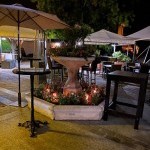 Terrasse du Galta éclairée en soirée, lieu convivial pour cocktails et karaoké à Saint-Julien-en-Genevois