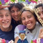 Groupe d’amis posant à la sortie de l’escape game du parc