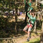Enfant s’élançant sur une tyrolienne adaptée aux plus jeunes