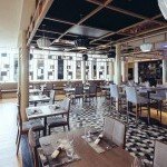 Salle du restaurant Les Cocottes avec bar chic et ambiance chaleureuse