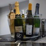 Seau rempli de bouteilles variées pour cocktails au Double Concept, bar lounge festif près d'Annemasse