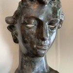 Bronze ancien exposé dans la boutique Les Trésors d'Aria