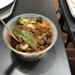 Nouilles asiatiques savoureuses servies au restaurant Basilic Thaï