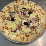 Pizza savoyarde généreusement garnie