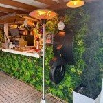Comptoir extérieur décoré d’un Vespa, ambiance italienne au restaurant Da Renato