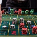 Jetons de jeu posés sur une table verte dans la salle du casino